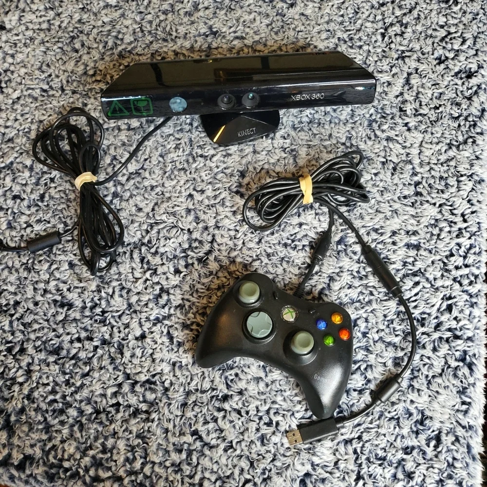 Xbox 360 Controller & Kinect Bundle - 2 Items